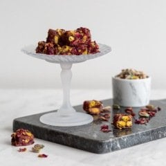 Gül Yapraklı Narlı Fıstıklı Lokum -  600 gr